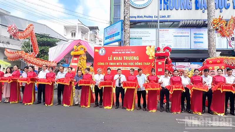 Nghi thức cắt băng khai trương.