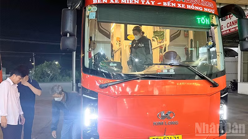 Nhiều cán bộ, công nhân viên chức phường Cao Lãnh qua làm việc tại Mỹ Tho bằng xe khách.