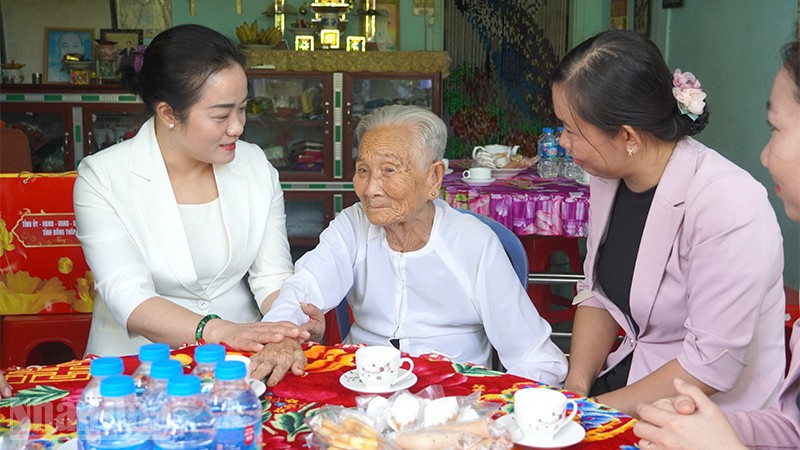 Phó Bí thư Thường trực Tỉnh ủy Đồng Tháp Nguyễn Hải Trâm thăm hỏi sức khỏe Mẹ Việt Nam anh hùng Nguyễn Thị Ới. ndo_bl_me-vnah.jpg