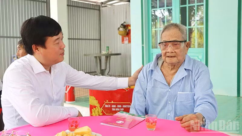 Bí thư Tỉnh ủy Đồng Tháp Lê Quốc Phong thăm hỏi sức khỏe, cuộc sống hằng ngày của thương binh Nguyễn Văn Út.