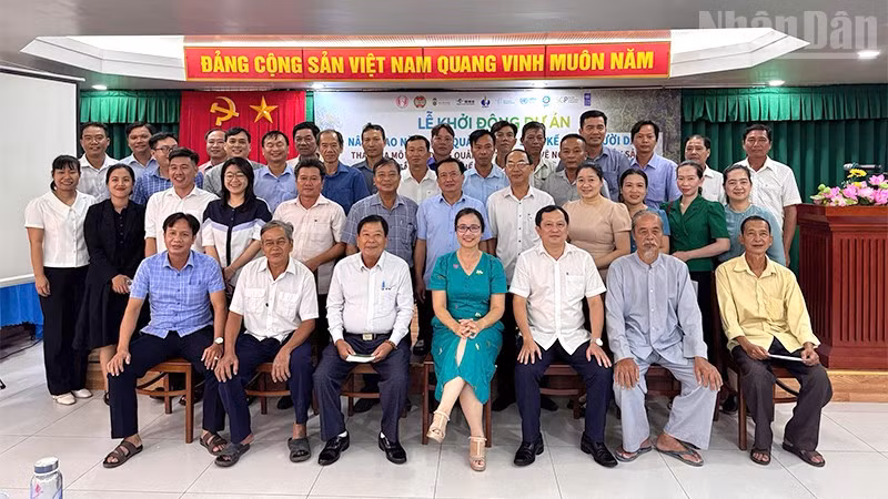 Đại diện các tổ cộng đồng giao lưu và chụp ảnh lưu niệm. (Ảnh: HỮU NGHĨA)