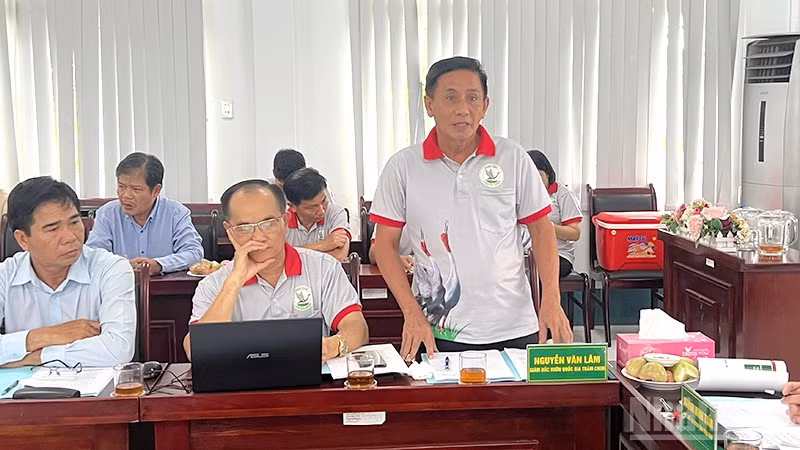 Giám đốc Vườn quốc gia Tràm Chim Nguyễn Văn Lâm thông tin về công tác chăm sóc sếu đầu đỏ.