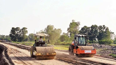 Thi công Dự án đường vành đai 4-Vùng Thủ đô đoạn qua địa bàn quận Hà Đông, Hà Nội. (Ảnh: ĐĂNG ANH)