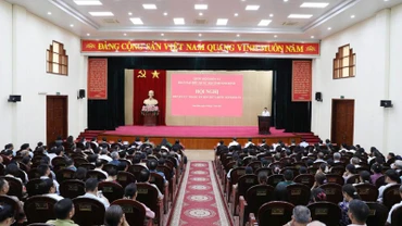 Các đại biểu dự hội nghị tiếp xúc cử tri.