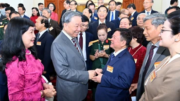 Tổng Bí thư Tô Lâm nói chuyện thân mật với các đại biểu trí thức, nhà khoa học, văn nghệ sĩ. (Ảnh: ĐĂNG KHOA)