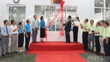 Thực hiện nghi thức gắn biển công trình đầu tư đổi mới công nghệ và tự động hóa dây chuyền sản xuất nước bình tại Nhà máy nước khoáng Thạch Bích.