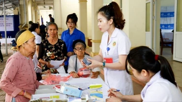 Khám bệnh, tư vấn sức khỏe, cấp thuốc miễn phí cho người dân góp phần bảo đảm quyền con người ở Việt Nam.