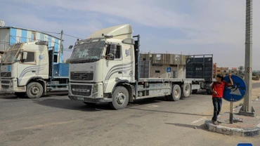 Xe tải chở hàng cứu trợ tại khu vực cửa khẩu Kerem Shalom giữa Israel và Dải Gaza, ngày 26/5/2024. (Ảnh: Tân Hoa xã)