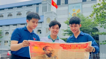 Đông đảo độc giả đón nhận phụ san mừng 80 năm Quốc khánh nước Cộng hòa xã hội chủ nghĩa Việt Nam.