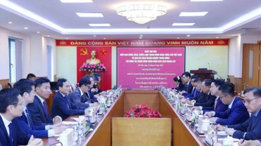 Đồng chí Trần Lưu Quang, Bí thư Trung ương Đảng, Trưởng Ban Chính sách, chiến lược Trung ương làm việc và trao đổi kinh nghiệm với Đoàn Ban Cải cách Doanh nghiệp Trung ương Đảng Nhân dân Cách mạng Lào. (Ảnh: Phương Hoa/TTXVN)