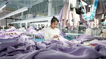 Công nhân đang làm việc tại một doanh nghiệp may mặc ở huyện Xương Lê, tỉnh Hà Bắc, Trung Quốc. (Ảnh: Tân Hoa xã)
