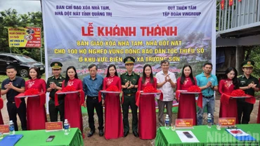 Các đại biểu cắt băng khánh thành công trình xóa nhà tạm, nhà dột nát tại xã Trường Sơn, tỉnh Quảng Trị. 
