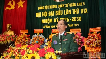 Đại tá Lương Đình Chung, Bí thư Đảng ủy, Chính ủy Quân khu 5 phát biểu chỉ đạo tại Đại hội. (Ảnh: ĐÌNH TĂNG)