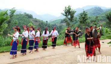 Phụ nữ người người Co huyện Trà Bồng trình diễn nghệ thuật múa Cà Đáo.