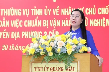Đồng chí Bùi Thị Quỳnh Vân, Bí thư Tỉnh ủy, Chủ tịch Hội đồng nhân dân tỉnh Quảng Ngãi phát biểu tại hội nghị.