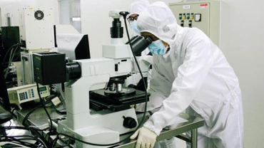 Các chuyên gia nghiên cứu công nghệ tại phòng sạch Trung tâm Nghiên cứu triển khai Khu Công nghệ cao Thành phố Hồ Chí Minh. (Ảnh TIẾN LỰC)