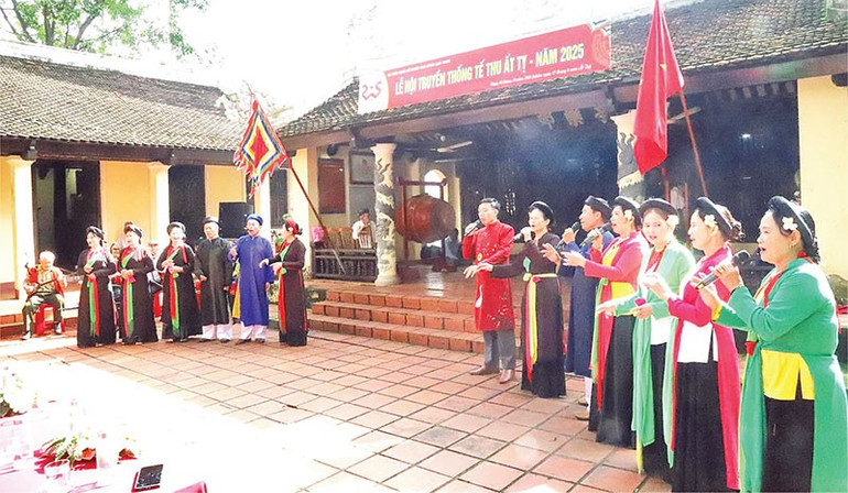 Sau phần lễ, Câu lạc bộ dân ca-chèo Tây Nguyên biểu diễn nhiều tiết mục chèo, quan họ… đặc sắc. anh11.jpg