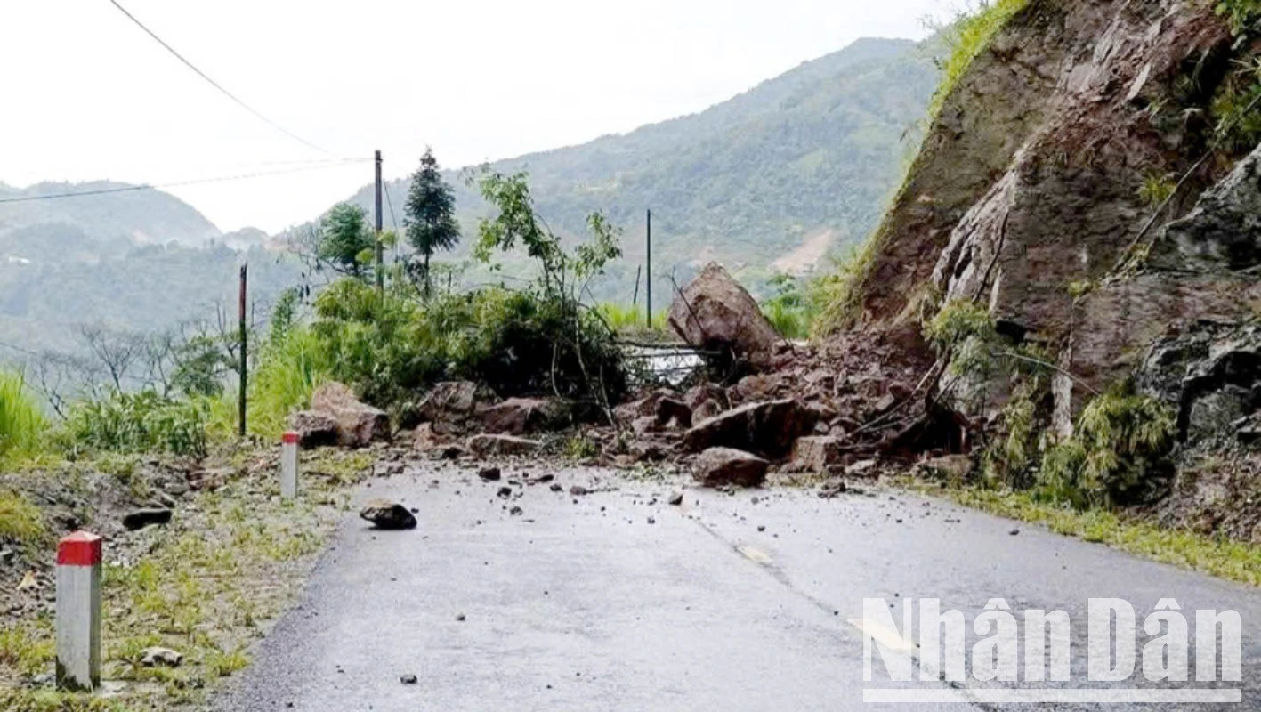 Nhiều vị trí trên tuyến Quốc lộ 4C, tỉnh Hà Giang thường xuyên xảy ra sạt lở đất, đá. 