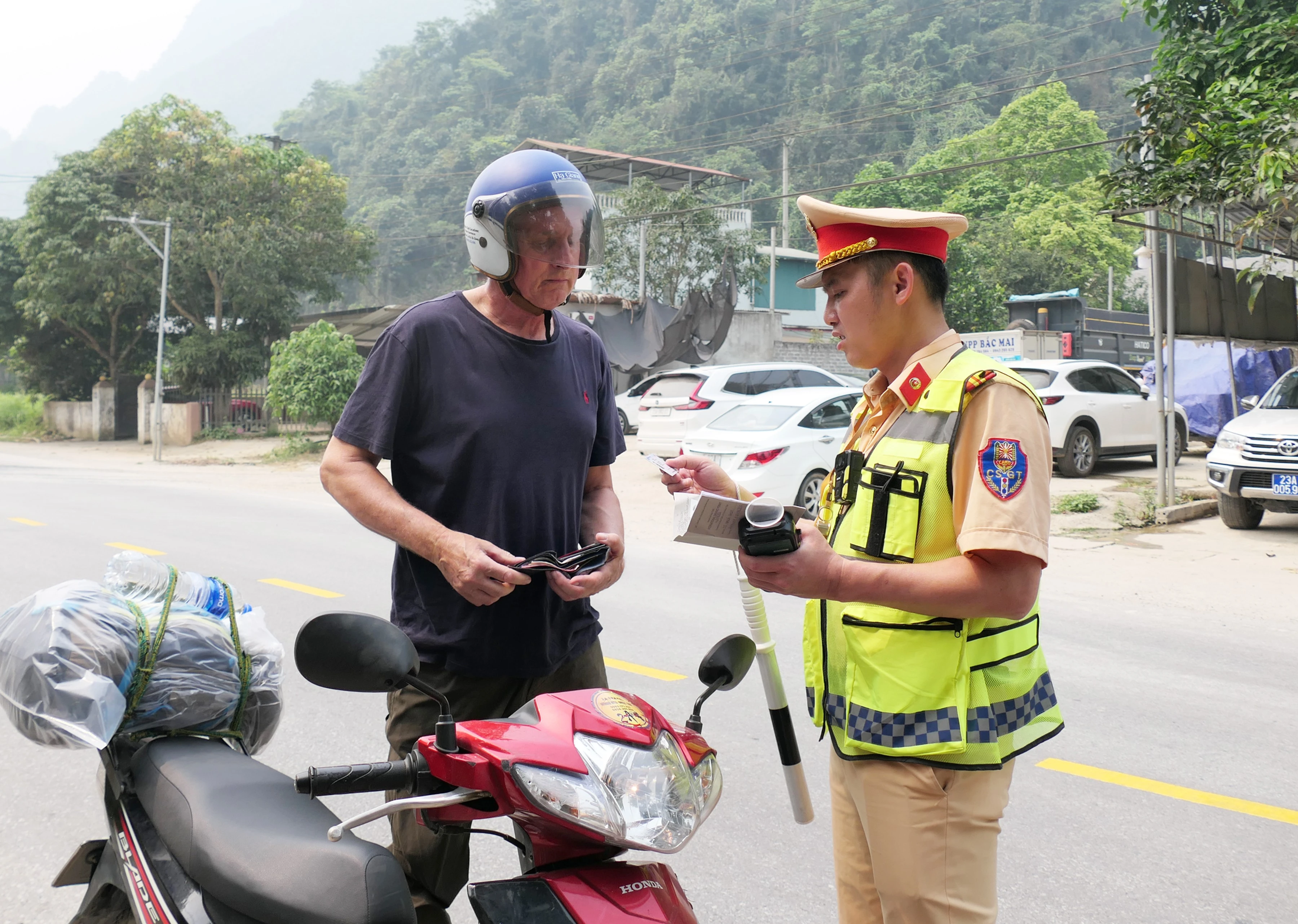 Tuyên Quang tăng cường kiểm soát an toàn giao thông du lịch tại cao nguyên đá Đồng Văn