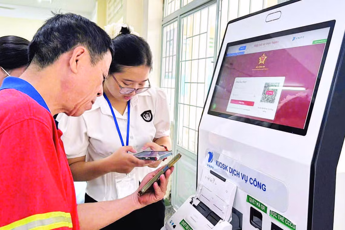 Cán bộ Trung tâm Phục vụ hành chính công phường Tam Hiệp hướng dẫn người dân sử dụng dịch vụ công.