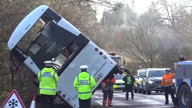 [Video] Bi kịch cuối năm học tại Anh: Tai nạn xe buýt trường học gây thương vong lớn 