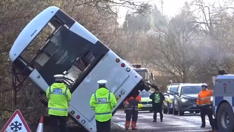 [Video] Bi kịch cuối năm học tại Anh: Tai nạn xe buýt trường học gây thương vong lớn 