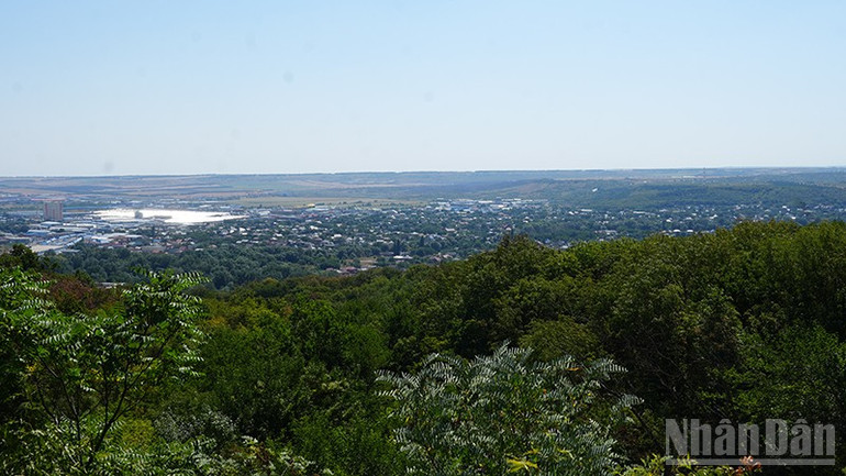 Thành phố Pyatigorsk nhìn từ trên núi. (Ảnh: XUÂN HƯNG) ndo_br_dsc02184.jpg