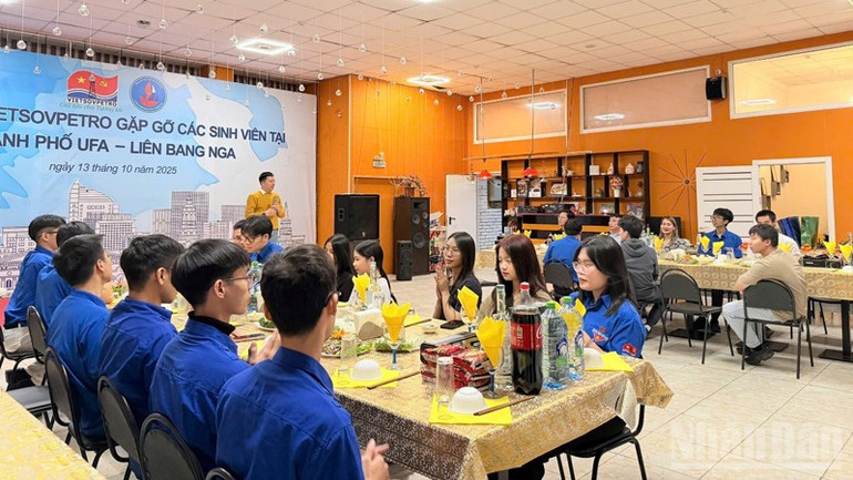 Toàn cảnh buổi gặp gỡ thân mật với các sinh viên Việt Nam đang học tập và nghiên cứu sinh tại Trường đại học Kỹ thuật dầu khí Quốc gia Ufa. ndo_br_v.jpg