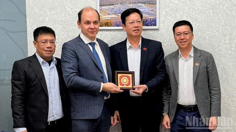 Lãnh đạo Vietsovpetro tặng quà lưu niệm nhà trường. ndo_br_e.jpg