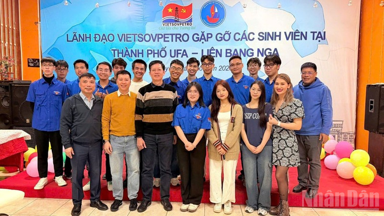 Lãnh đạo Vietsovpetro và sinh viên Việt Nam chụp ảnh lưu niệm. ndo_br_lll.jpg