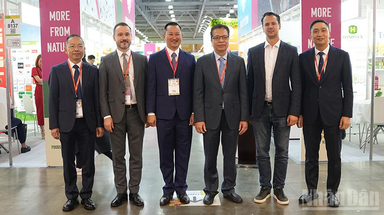 Đại sứ Việt Nam tại Nga Đặng Minh Khôi chụp ảnh lưu niệm với các đại biểu tại khu gian hàng Việt Nam. ndo_br_dsc02749.jpg