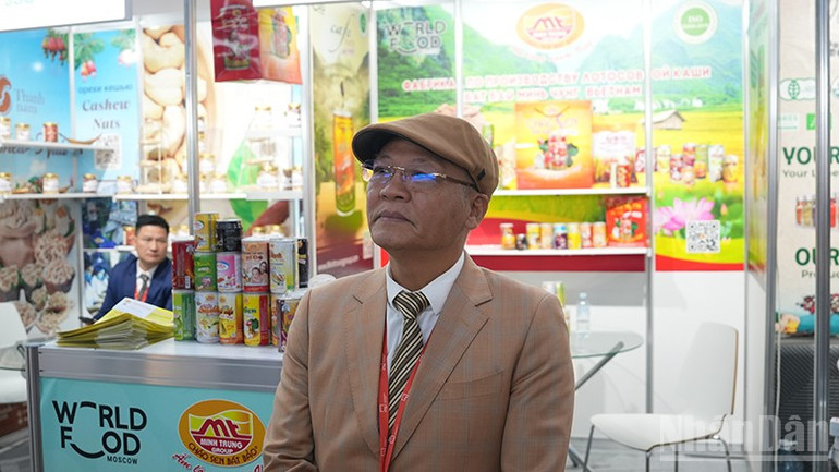 Ông Nguyễn Đắc Minh, Chủ tịch Tập đoàn Minh Trung Việt Nam chia sẻ với phóng viên. ndo_br_dsc02880.jpg