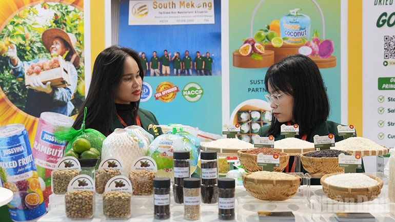 Các doanh nghiệp Việt Nam giới thiệu các sản phẩm thế mạnh như gạo, cà phê, hạt tiêu, hạt điều, bánh kẹo cùng nhiều sản phẩm nông sản, thực phẩm chế biến khác. ndo_br_dsc02645.jpg