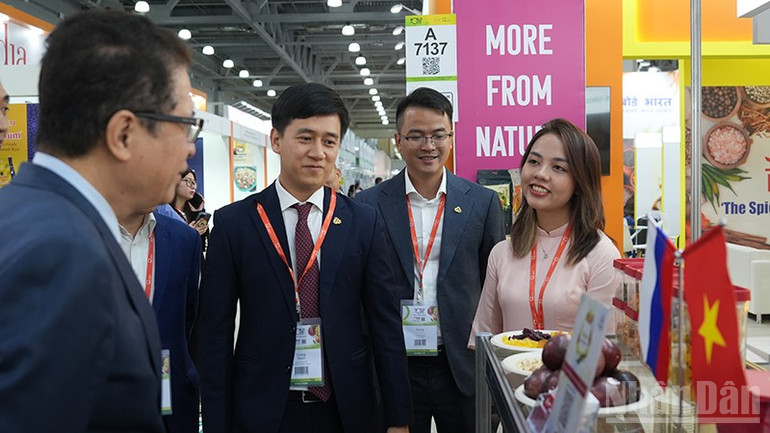 Đại sứ Đặng Minh Khôi tham quan một trong các gian hàng Việt Nam tại Hội chợ. ndo_br_dsc02790.jpg