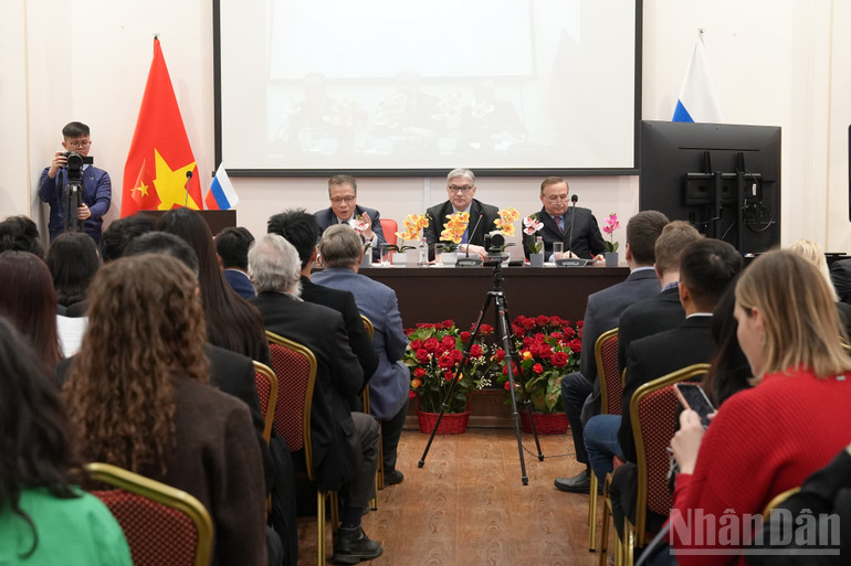 Sự kiện thu h&uacute;t đ&ocirc;ng đảo c&aacute;c chuy&ecirc;n gia, học giả hai nước tham dự trực tiếp v&agrave; trực tuyến. (Ảnh: XU&Acirc;N HƯNG)