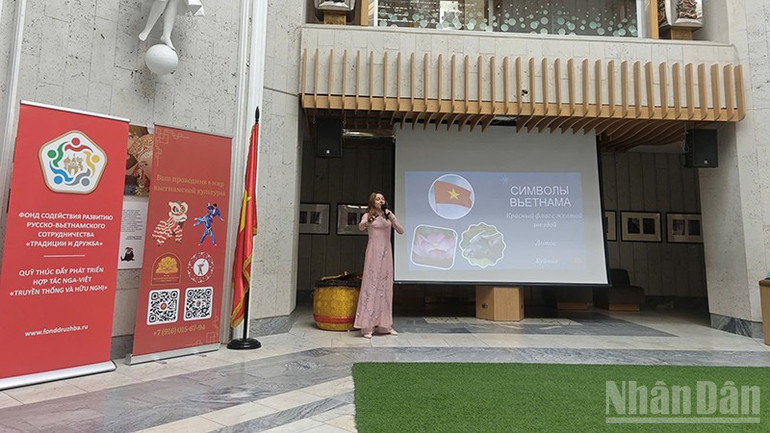 Chủ nhiệm Câu lạc bộ Văn hóa Việt Nam thuộc Đại học Kinh tế cao cấp HSE giới thiệu về đất nước, con người Việt Nam. ndo_br_img-1410.jpg