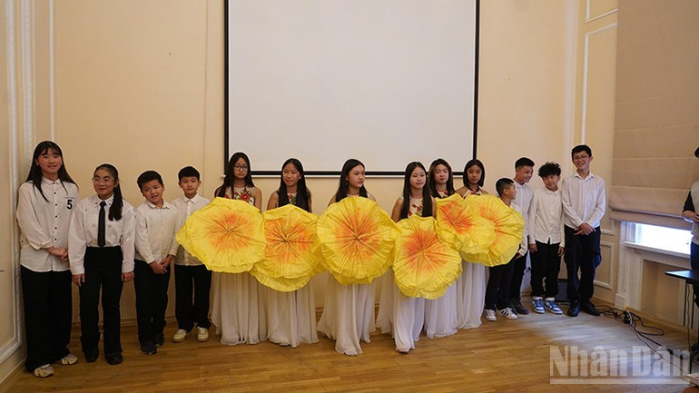 Studenter fra det vietnamesiske samfunnet i Russland opptrådte under feiringsseremonien. ndo_br_a2.jpg