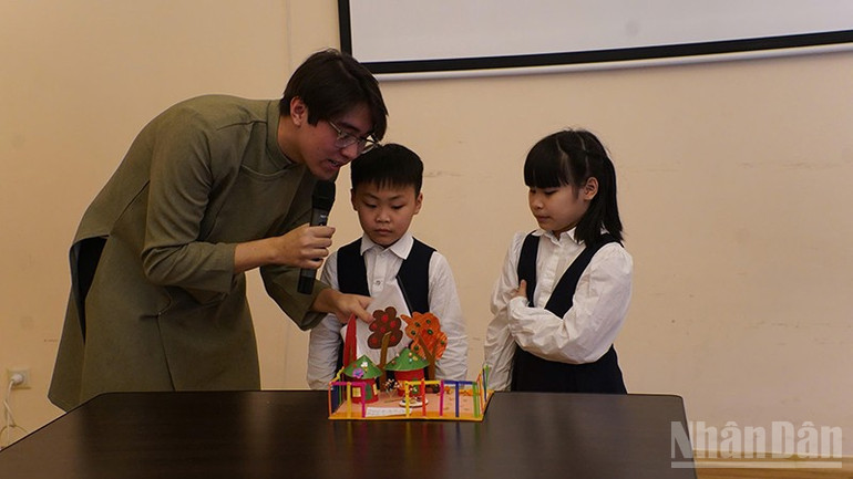 Barna deltok aktivt i aktivitetene på feiringen. ndo_br_a3.jpg