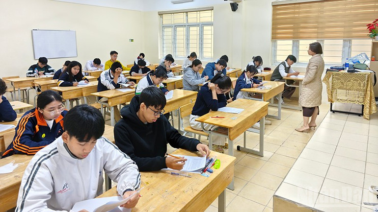 Alunos do Ensino Médio Cau Giay participam da competição olímpica internacional. ndo_br_img-20251206-091452.jpg