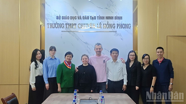 A delegação trabalhou na Escola Secundária Le Hong Phong para Alunos Superdotados em Ninh Binh. ndo_br_img-1764840764067-1765039799562.jpg