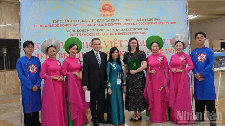 Tổng lãnh sự Việt Nam tại Ekaterinburg chụp ảnh cùng các khách mời và nghệ sĩ. ndo_br_dsc07509.jpg