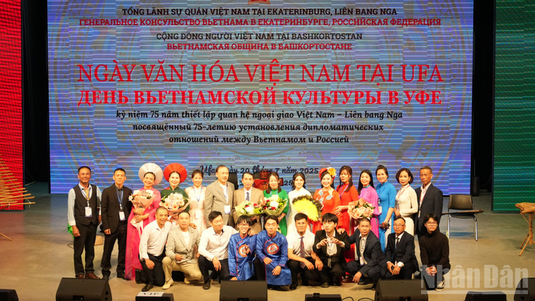 Người Việt Nam tại thành phố Ufa chụp ảnh lưu niệm với các nghệ sĩ. ndo_br_dsc07754.jpg