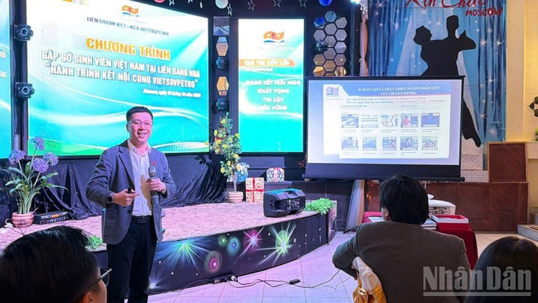 Ông Võ Văn Châu, Phó Phòng Tổ chức nhân sự Vietsovpetro giới thiệu về hoạt động, năng lực khoa học-công nghệ và chiến lược phát triển nhân lực của Liên doanh. ndo_br_kkk.jpg