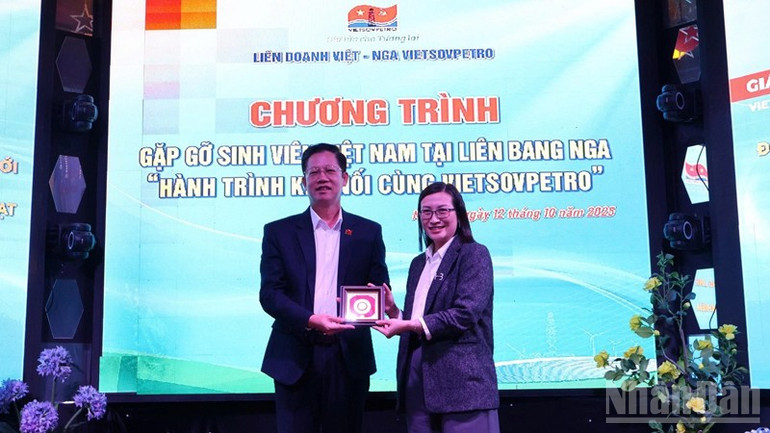 Đại diện lãnh đạo Vietsovpetro trao tặng quà lưu niệm cho đại diện Đại sứ quán Việt Nam tại Liên bang Nga, cảm ơn sự hỗ trợ trong công tác kết nối và tổ chức chương trình. ndo_br_ttt.jpg