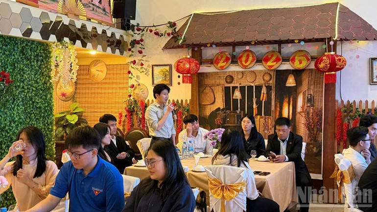 Sinh viên Việt Nam tại Nga đặt câu hỏi và giao lưu trực tiếp với đại diện Vietsovpetro về cơ hội thực tập, việc làm và phát triển nghề nghiệp. ndo_br_ll.jpg