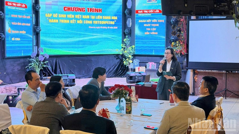 Bà Mai Nguyễn Tuyết Hoa, Bí thư Thứ nhất phụ trách Bộ phận Giáo dục Đại sứ quán Việt Nam tại LB Nga phát biểu tại chương trình. ndo_br_ggg.jpg