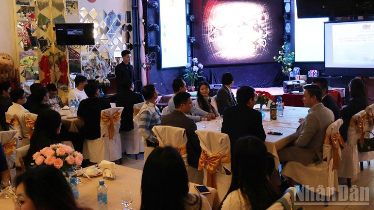 Sinh viên theo dõi phim tư liệu về hành trình hơn 44 năm hình thành và phát triển của Liên doanh Việt-Nga Vietsovpetro. ndo_br_dd.jpg