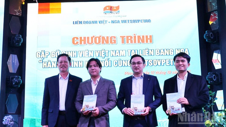 Đại diện Vietsovpetro trao tặng sách chuyên ngành dầu khí cho đại diện Ban Cán sự Đoàn và sinh viên các trường đại học Việt Nam tại Nga. ndo_br_iii.jpg