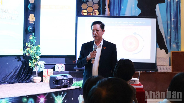 Ông Mai Đăng Tuấn, Phó Tổng Giám đốc Liên doanh Việt-Nga Vietsovpetro chia sẻ định hướng phát triển và chính sách nhân lực của Liên doanh. ndo_br_sss.jpg