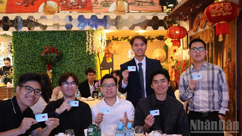 Sinh viên Việt Nam tại Liên bang Nga hào hứng tham dự chương trình, cùng chia sẻ niềm tự hào và tinh thần kết nối với Liên doanh Việt-Nga Vietsovpetro. ndo_br_lllll.jpg